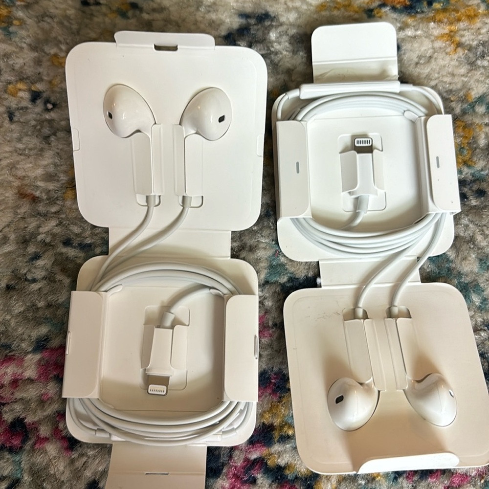 Apple earbuds from iPhone package